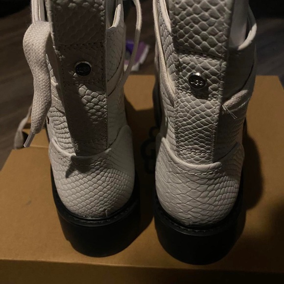 [Size: 9] UGGS White Combat Boot - Picture 2 of 7